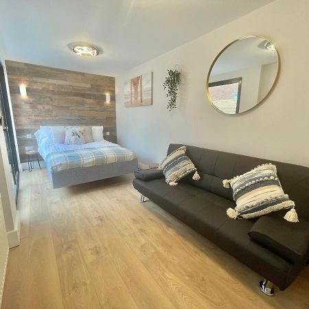 Cloud9 Guest House - By Coastline Retreats - 2 Bedroom Self Contained Garden Flat - Luxury Bath, Netflix, Superfast Wifi, Parking Included Bournemouth Bagian luar foto