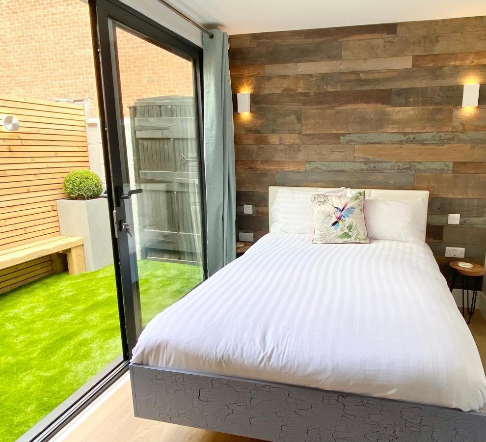 Cloud9 Guest House - By Coastline Retreats - 2 Bedroom Self Contained Garden Flat - Luxury Bath, Netflix, Superfast Wifi, Parking Included Bournemouth Bagian luar foto