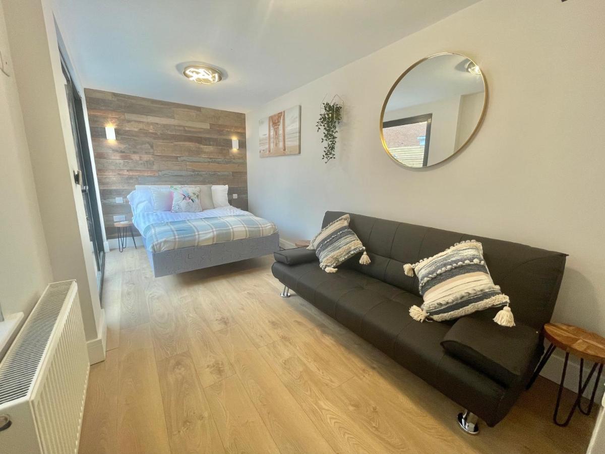 Cloud9 Guest House - By Coastline Retreats - 2 Bedroom Self Contained Garden Flat - Luxury Bath, Netflix, Superfast Wifi, Parking Included Bournemouth Bagian luar foto