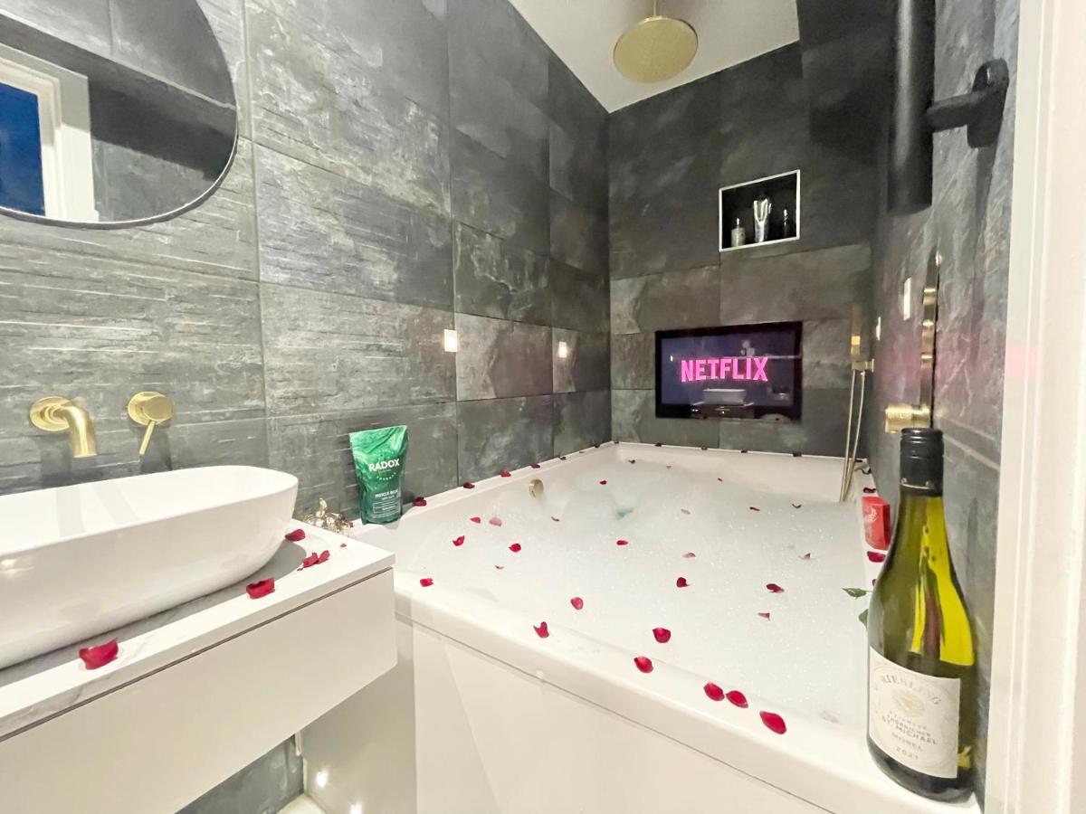 Cloud9 Guest House - By Coastline Retreats - 2 Bedroom Self Contained Garden Flat - Luxury Bath, Netflix, Superfast Wifi, Parking Included Bournemouth Bagian luar foto