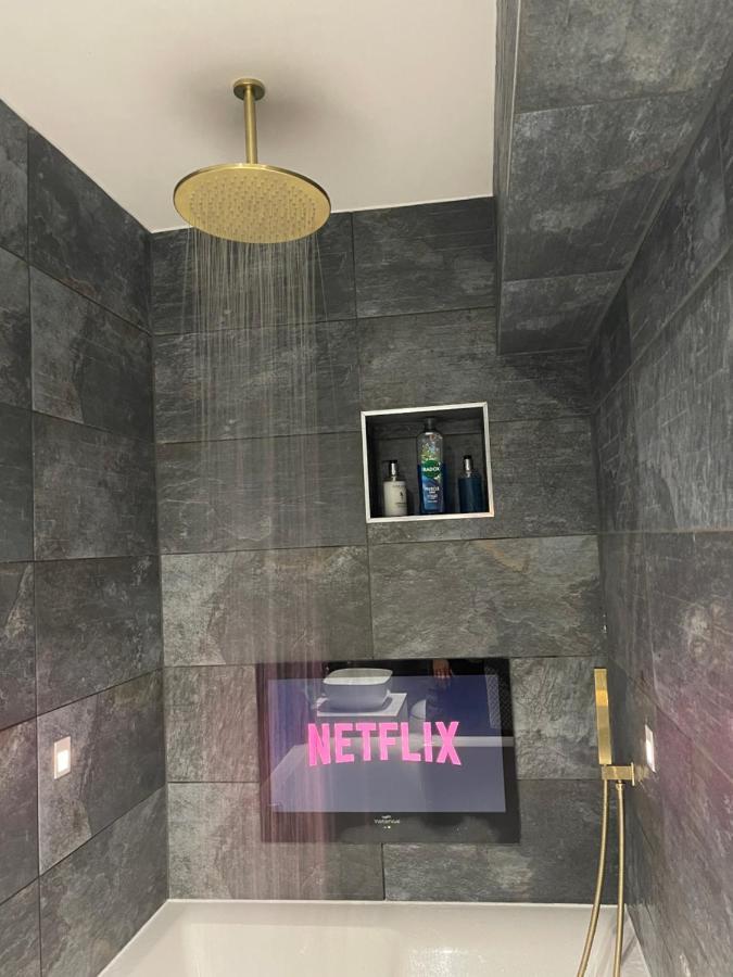 Cloud9 Guest House - By Coastline Retreats - 2 Bedroom Self Contained Garden Flat - Luxury Bath, Netflix, Superfast Wifi, Parking Included Bournemouth Bagian luar foto